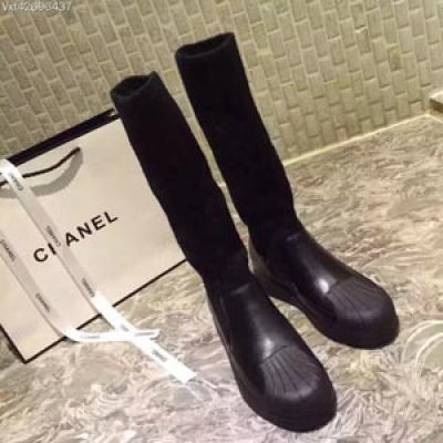 【Chanel】香奈兒新品毛線筒靴。  靴筒採用進口頂級彈力毛線，   厚實保暖，久穿不松跨，  永久保持彈力如新。腳感超好。幫面材質：頭層牛皮。內裡豬皮。耐磨防滑底。筒高：33.5cm。內增高：2cm.  顏色：米