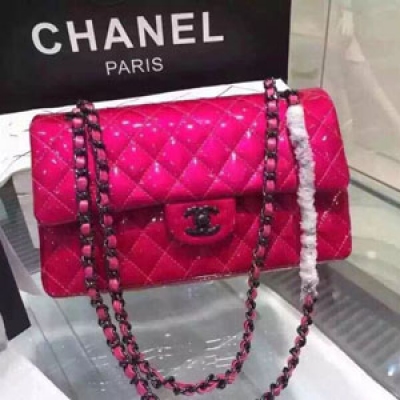 CHANEL  1112經典款採用進口珠光漆皮，菱格飽滿，手工精細，尺寸：25cm．顏色：梅紅，進專櫃，過海關無壓力，做工和品質都得到廣大顧客的好評   ．配備原版包裝盒。