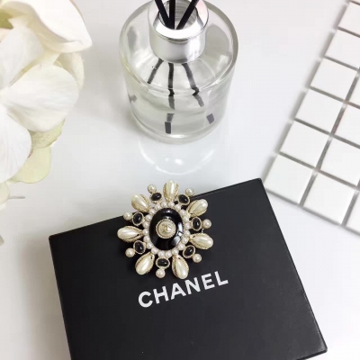 Chanel 胸針！17早春新品！新年必備單品！施華洛水晶珍珠 正品黃銅材質！純手工出品 高級定制！胸針