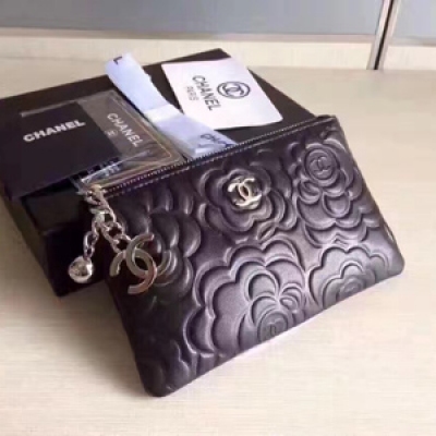 Chanel 爆款黑色魚子醬零錢包內設卡位、鑰匙圈簡單大方又好用，小包包大用處，包裡必備！尺寸：15cm