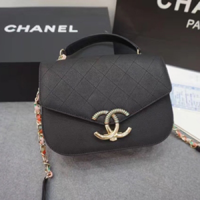 Chanel2017年新款包包出貨啦，採用進口原單布紋皮，皮質非常細膩柔軟，搭配彩色鏈條全鋼五金   設計時尚前衛，超好搭配衣服，可斜掛或者手