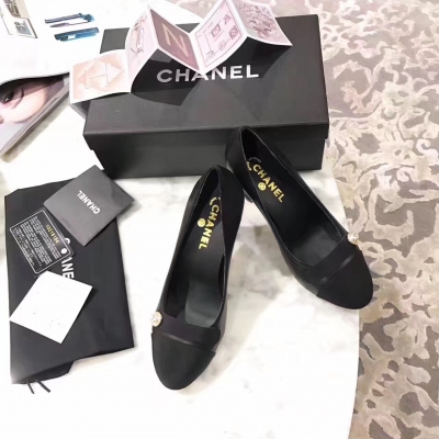 Chanel 17ss 秋季系列單鞋！正品級代工貨！小香晚宴款中最美的一個系列！這一季這麼有女人味的款可真不多，真的很好穿的一款，鞋面義大利混種羊皮、頂級羊皮內裡，不斷幫，整張皮做的，均與ZP毫無差異，選用義大利頂級真