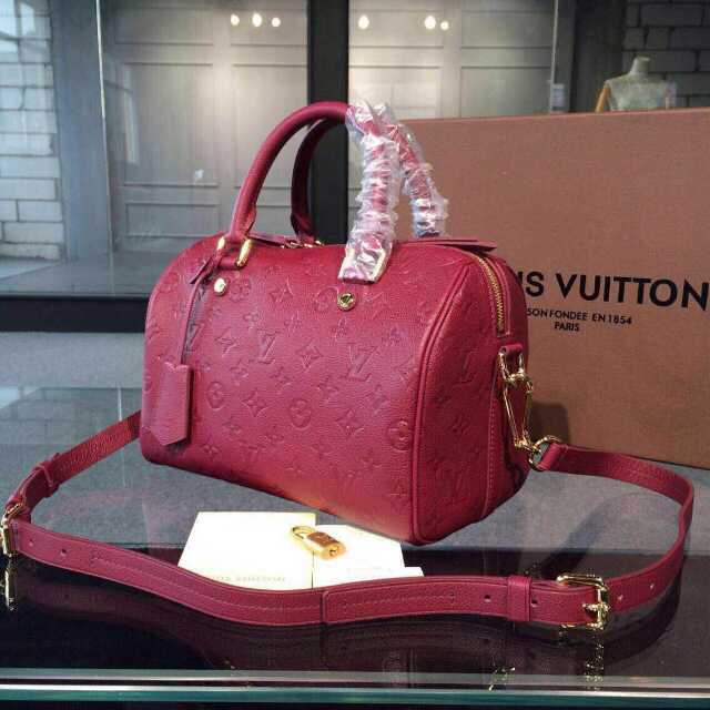 Lv speedy  25cm 義大利石頭紋，法國原廠厚度，舒適度實在驚人，包身神級壓花，不是市場壓的深深的紋喔，袋口對位花紋這點很重要，手腕受力部位更是手工縫製，防偽線清淅可見，小號25*19*16