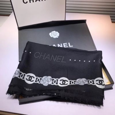 Chanel香奈兒專櫃最新款 超級超級美的羊絨長巾 真心美的讓人心動 上身效果簡直美翻了 品質非常完美 整個圍巾給人大牌氣場的同時又非常精緻，讓整個人的層次提升好幾個level 絕對值得入手的新款 精緻女人名媛氣質者，