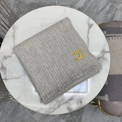 Chanel香奈兒圍巾 簡潔 而又不失高雅 由精湛的工藝完美演繹一直是C家的風格 偶爾的浮誇只是為了更好的襯托大氣之美 簡約的色彩更是完美至極 尺寸50*200 面料：羊絨
