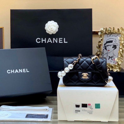 Chanel香奈兒 2020春夏最新爆款珍珠腰包 這季幾乎所有好看的原版都收入啦 今年真是珍珠的大熱之年 每一個款都特別火 當然，實物也是超級超級美 獨家原廠購入羊皮，手感超好超舒服 黑色，白色兩個顏色 尺寸18cm