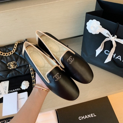 Chanel香奈兒 2020新款大Logo樂福鞋 雙C logo化為這一季最新的扣飾綴於鞋面，復古的Vintage小皮鞋，輕盈舒適，盡顯品牌的優雅氣質。鞋面精選優質進口皮，觸感柔軟細膩，內裡小羊皮，秀氣修腳型，開模五金