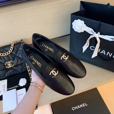 Chanel香奈兒 2020新款大Logo樂福鞋 雙C logo化為這一季最新的扣飾綴於鞋面，復古的Vintage小皮鞋，輕盈舒適，盡顯品牌的優雅氣質。鞋面精選優質進口皮，觸感柔軟細膩，內裡小羊皮，秀氣修腳型，開模五金