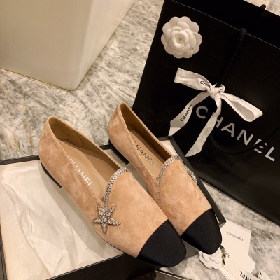 Chanel香奈兒 2020彗星系列鑽飾樂福鞋 經典的星星元素打造全新設計，鑽石的點綴加上精湛的工藝更加閃耀奪目，優雅的水晶是整套造型都璀璨生輝！羊京鞋面更凸顯質感，拼接羅緞鞋頭，彗星般的水鑽裝飾於鞋口，內裡小羊皮，萬