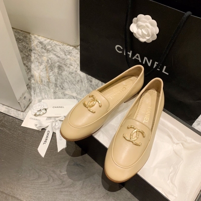 Chanel香奈兒 2020新款大Logo軟糯樂福鞋 做舊的雙C logo珍珠化為這一季最新的扣飾綴於鞋面，復古的Vintage小皮鞋，輕盈舒適，盡顯品牌的優雅氣質。鞋面精選優質進口皮，觸感柔軟細膩，內裡小羊皮，秀氣修
