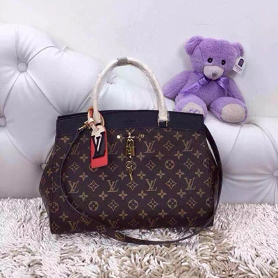 Louis Vuitton 2015最新款式41150全皮 尺寸 長 34x高26x寬16cm。41152小號 尺寸 長20x高26x寬15老花