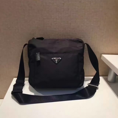 Prada BT0909【黑色】原版進口防水尼龍布輕便實用可調節式背帶，單肩斜挎均可209代工，義大利制標！尺寸：25x10x22Cm