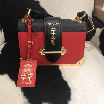 Prada普拉達新款首發 原單品質 Prada 最新款榮宅系列1BD045 復古風格單肩包 義大利進口Saffiano十字紋 超質感羊皮 採用進口設備  線路均有清晰 歐洲正品同步原版黃酮五金配件 進口環保油邊 可拆卸可