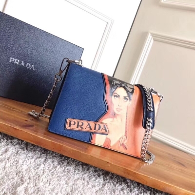 Prada普拉達新款首發 原單品質 最新款Prada 1BD111女式單肩包 採用義大利進口十字紋牛皮 鋼制配件 磁扣開合 內裡羊皮 可拆卸式金屬鏈條肩帶 百搭時尚 超級無敵美美噠！女神必備 尺寸22*14*6 藍色