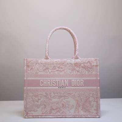 Christian Dior迪奧 2019 book tote 新顏色粉色 品牌經典茹伊花刺繡款，TOILE DE JOUY圖案通過全新動物元素，用精湛的刺繡工藝完美呈現 復古濃厚的藝術氣息，整體大膽又時髦。包包除了手拎