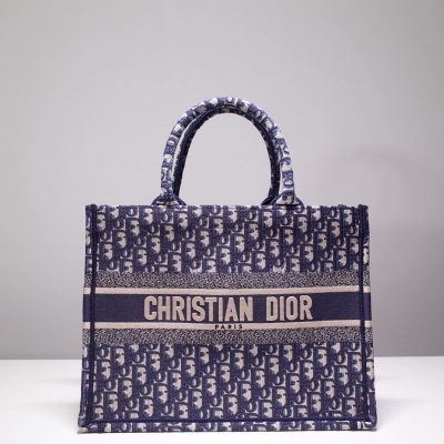 Dior迪奧 小號老花購物袋出貨啦 Christian DIOR 2019 book tote 標誌性老花購物袋 標誌性的oblique復古印花圖案已經融入大傢伙兒的時髦態度中la 身背老花單品行走到哪都像在巴黎時裝周～