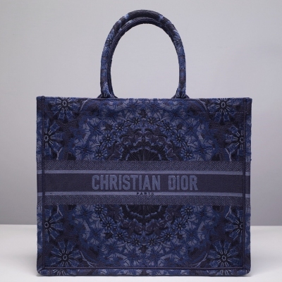 Dior迪奧 新顏色出貨啦 Christian DIOR 花卉新顏色2019 book tote 時髦又實用的book tote系列這次新推出的花卉款真的好好看～超級美顫顫又溫油 用精湛的刺繡工藝完美呈現，復古濃厚的藝術