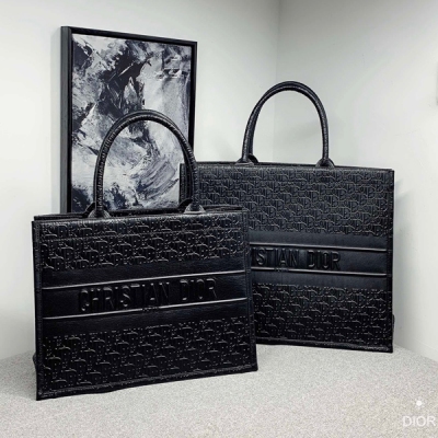 Dior迪奧 全新升級 Dior Book Tote 牛皮系列 多數人消費奢侈品牌首先想到的是買實用型的經典款 但其實像D這種合作藝術TOTE 應該作為重點收藏復古風滿滿 背上它你就是時髦精本精 它真的特能裝 超寬敞的內