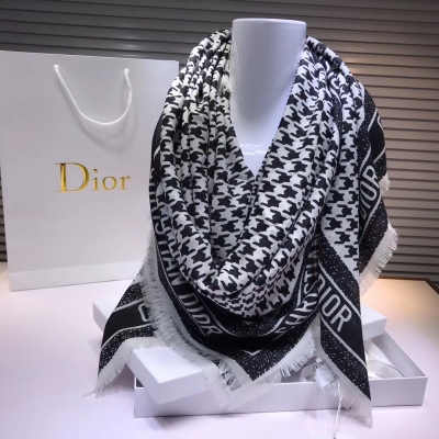 Dior迪奧圍巾 透進骨子裡的高級Dior優雅風 滿滿的D經典元素！這款羊絨的設計真的非常好看，特別又非常日常 非常有質感，很強烈的詮釋奢侈品時髦的態度 非常非常有調性，有品味的一款，最好的300支羊絨面料，非常柔軟舒