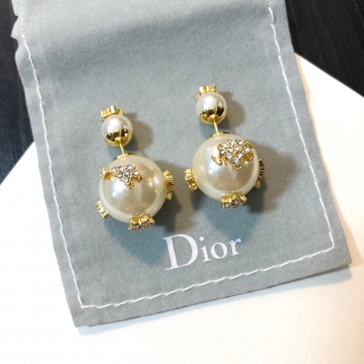 Dior迪奧 耳釘及文明為靈感、運用品質上乘的花紋，優雅中帶點高級又有質感埃及文明為靈感、運用品質上乘的花紋，優雅中帶點高級又有質感