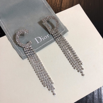 Dior迪奧 恰到好處的設計質感盡情展現。無論大方得體的正裝，還是簡約幹練的休閒服，頸間光彩都能使人魅力爆燈