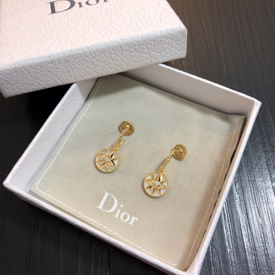 Dior迪奧 新款耳釘 正品黃銅底材搭配各種日常和約會造型，隨性又經典 美美小仙女推薦自留