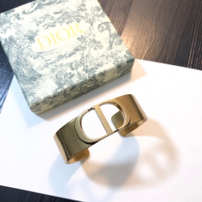Dior迪奧新款手環到好處的設計質感盡情展現。無論大方得體的正裝，還是簡約幹練的休閒服，頸間光彩都能使人魅力爆燈