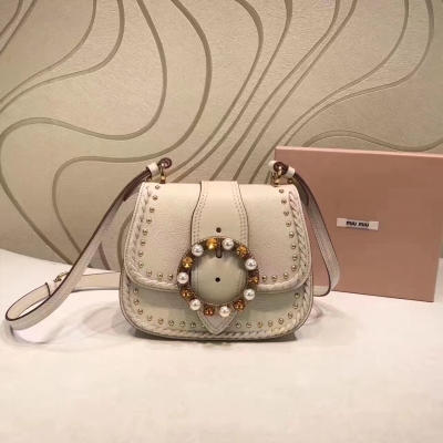 MiuMiu 2017年春夏新款5BD034#【白色】原單頂級山羊皮 前面帶圓環鑽扣 手工鑲嵌於搭扣之上的豔麗施華洛世奇寶石 包身純手工編織與手工打釘，內裡高絲光絨內襯，獨家 定制復古圓環鑽扣，每個細節都與原版一致，內標