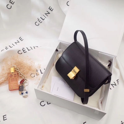 Celine Box  蜥蜴紋  黑色 牛皮參照原版燒錄的蜥蜴紋/內裡綿羊皮  原版管道純鋼五金/五金永久不褪色 各個細節同步歐洲專櫃 。水磨油邊 進口德國機器車出來的線條 就是如此精湛！24cm