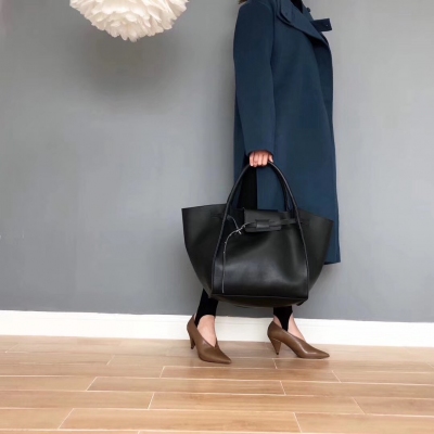 CELINE BIG BAG 2018秋冬新款大包 外觀有些取代了之前的蝙蝠包。對比起之前的大蝙蝠皮更柔軟。包更輕 背上身走路都帶風超級有範 尺寸：32—32—29CM