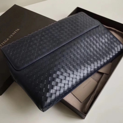 BV Bottega Veneta430616商務手拿包釆用胎牛皮訂制，男女通用後背有拉鍊設計視窗方便使用側面有鈕扣收拾，容量十足34x25X2