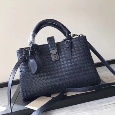 BV BOTTEGA VENETA 7453Roma羅馬包,義大利Vicenza維琴察代工廠,進口胎牛皮,真心好看胎牛皮自然紋理和光澤都覺得質感十足,內裡做工都精細到無懈可擊！純手工編織,綿密有序,質感強烈的立體感！最重