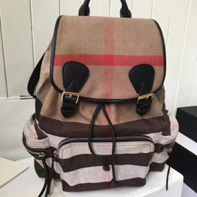 Burberry 最新The Rucksack 大號40302071。 Canvas 格紋拼皮革軍旅背包。多功能拉鍊口袋。