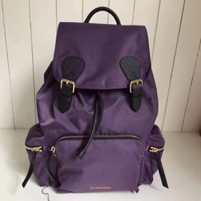 Burberry專櫃 The Rucksack 軍旅背包。大號40148781採用柔韌的防水尼龍布料拼接牛皮搭配。既輕便又實用。 旅行首選哦 31.5*14*38cm