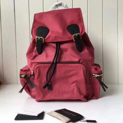 Burberry專櫃 The Rucksack 軍旅背包。大號40148781採用柔韌的防水尼龍布料拼接牛皮搭配。既輕便又實用。 旅行首選哦 31.5*14*38cm