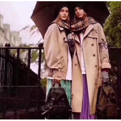 Burberry 巴寶莉限量狠貨 HG管道LONDON系列 經典復古塗鴉系帶雙排扣風衣面料採用100%B家客供特製100%棉打造顏色：如圖 尺碼: SMLXL配專櫃全套包裝