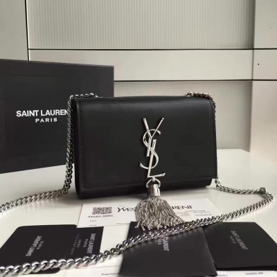 YSLSaint Laurent.SLP鏈條包24cm銀扣 專櫃最新升級版從圖片就能感受到原廠南非皮的質感與魅力就連蓋頭也是配皮的，材質與用恰到好處 整個包採用原廠南非牛皮製作。絕對值得讓你擁有它。配帶包裝