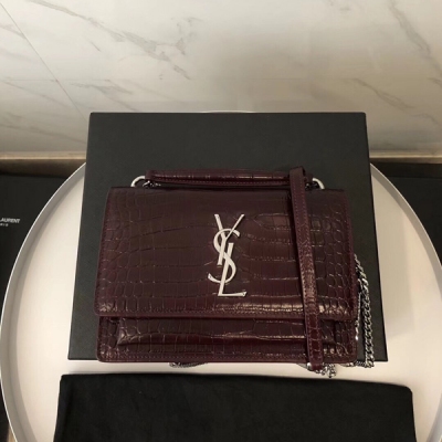 YSL Yves Saint laurent聖羅蘭 SUNSET 鱷魚紋鏈條包、手提包、可拆式鏈條肩帶。 尺寸 19x14x5.5cm型號533026. 內裡設計 八個卡片槽、一個紙幣隔層 一個中央隔層 一個拉鍊零錢袋 