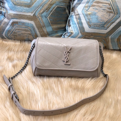 YSL Yves Saint laurent聖羅蘭 裸粉、專櫃最新款Niki衍生系列腰包NIKI BODY BAG.採用最火爆的Niki抓皺油蠟牛皮皮紋，搭配精緻復古做舊五金，風格簡約有張力！經典Y字標誌性logo使用高