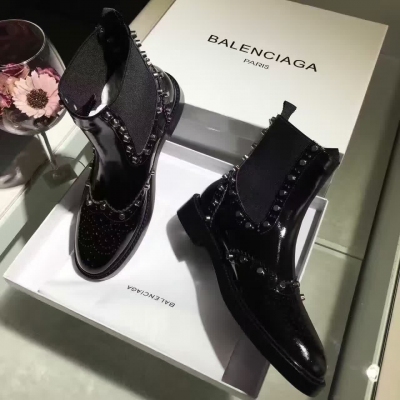 BALENCIAGA16早秋系列新款 牛津鞋風潮越刮越猛的趨向，並幾乎已成為打造英倫風造型的必備單品之一，全手工定制鉚釘，科技鐳射打孔造型 面料：牛漆皮 內裡羊皮 碼數35-39