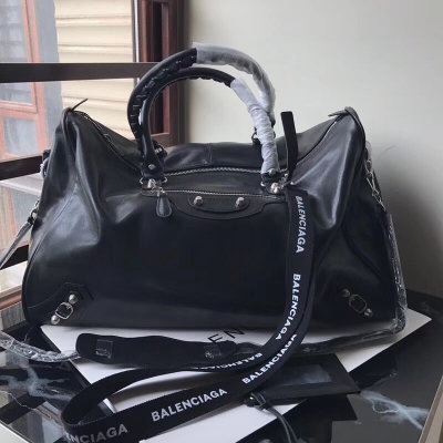 Balenciaga巴黎世家 55cm大包夠帥夠個性手提斜挎都可以，配上Logo配飾帶就更酷了短途旅行帶上這是最適合的義大利進口小羊皮獨家現貨供應，610B黑色（配飾掛繩2180一條）