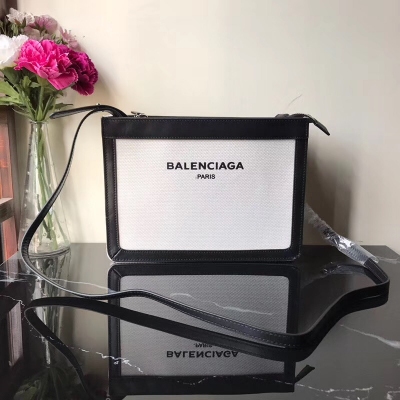 Balenciaga巴黎世家 白色特時尚斜挎小包，這只街拍非常出名的帆布包，可以斜挎，也可以手拿！尺寸：26x19cm，101白色帆布