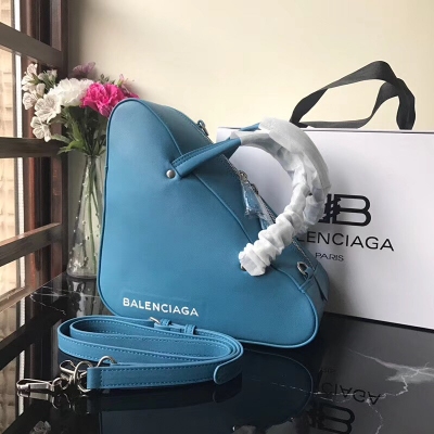 Balenciaga巴黎世家三角包深受各大時尚明星和博主的追捧。進口原單小羊皮，裡外全羊皮 尺寸30cm 海藍色超喜歡