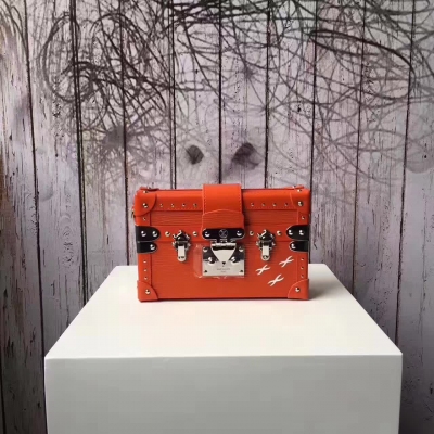原單 Lv box小盒子 Petite Malle Monogram 木盒子包  手袋採用了路易威登傳統的時尚設計。
