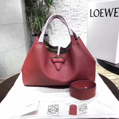 【羅意威】Loewe Barcelona Tote bag秋冬 款購物袋出貨啦 採用進口荔枝紋皮搭配金絨內襯，金屬三角牌閉合 皮質超柔軟，整個製作過程一氣呵成。厚實的牛皮耐磨且實用不過時，手提與肩帶的措色搭配讓造型添加了