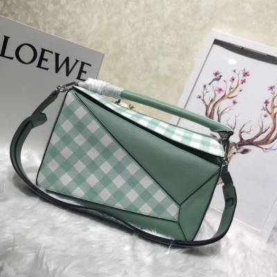 羅意威Loewe puzzle 格子系列出貨啦採用柔軟粒面小牛皮精緻而成，手工油邊，人字紋圖案棉質帆布襯裡，內有兩個插袋隔層，外部背面的一個拉鍊口袋更是使用方便，Anagram圖案壓花。可拆卸的可調包帶確保最舒適的長度。