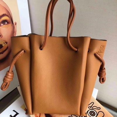 2018新款Loewe羅意威 Flamenco Knot Tote Bag，容量大，簡約、大方，是外出及上班的首選 尺寸：袋口長度36-?長24-高度30-厚度12cm 型號061803