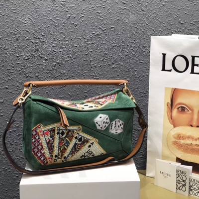 Loewe羅意威 Puzzle撲克牌骰子 新加坡賭場開業限量版。 作為新加坡賭場的開業紀念版這款刺繡撲克牌骰子 的puzzle寓意幸運象徵，我自己覺得還是很有收藏價值的，很特別的一款 尺寸：29cm