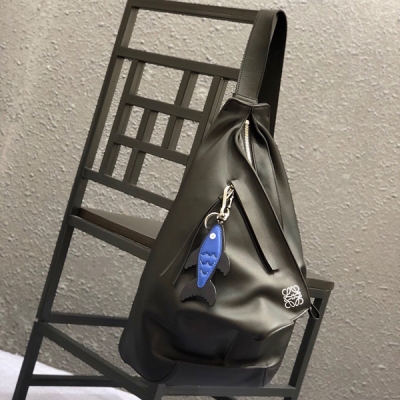 Loewe羅意威特色ANTON BAG 男女通用！尺寸:25x19x47cm.此次Loewe打破傳統背包 的普通設計，以特殊的形狀剪裁，時尚單肩設計了一款柔軟輪廓，手感細膩，方便通勤實用好背包。 多種背法。喜歡安全可以斜