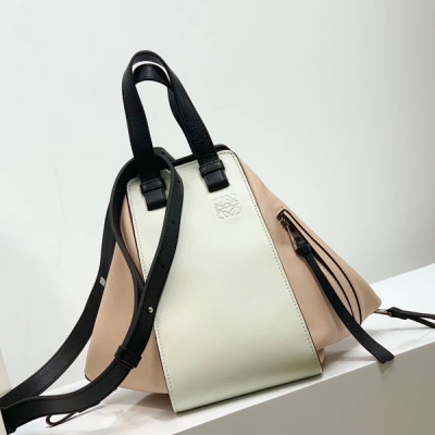 LOEWE羅意威 Hammock bag 新拼色吊床包到貨 以優雅和流線的外觀著稱 不僅時髦還非常實用 有肩背、斜背以及手挽等至少6種不同背法 中性的設計風格 男女都可背 定制級小牛皮 （專櫃最新做法中小號都是沒有內袋的